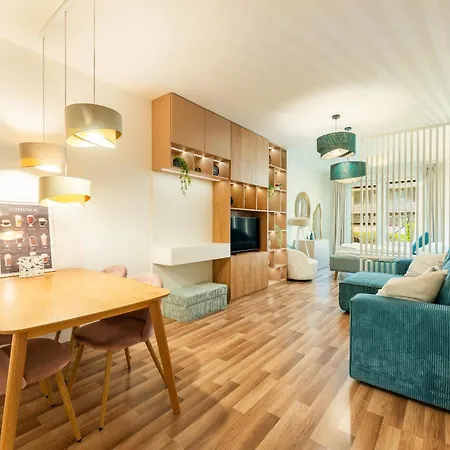 Trebesin Terrace & Free Parking By Rentez *