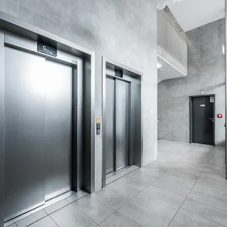 Trebesin Terrace & Free Parking By Rentez Apartament